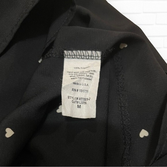 Le Lis Heart Print Short Sleeve Cut Out V Back Blouse size Medium - Picture 4 of 4